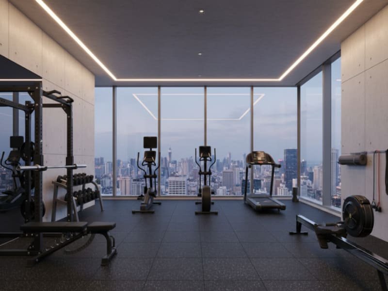 Кто-то моет шваброй пол в коммерческом спортзале из резиновой плитки с цветными вкраплениями.